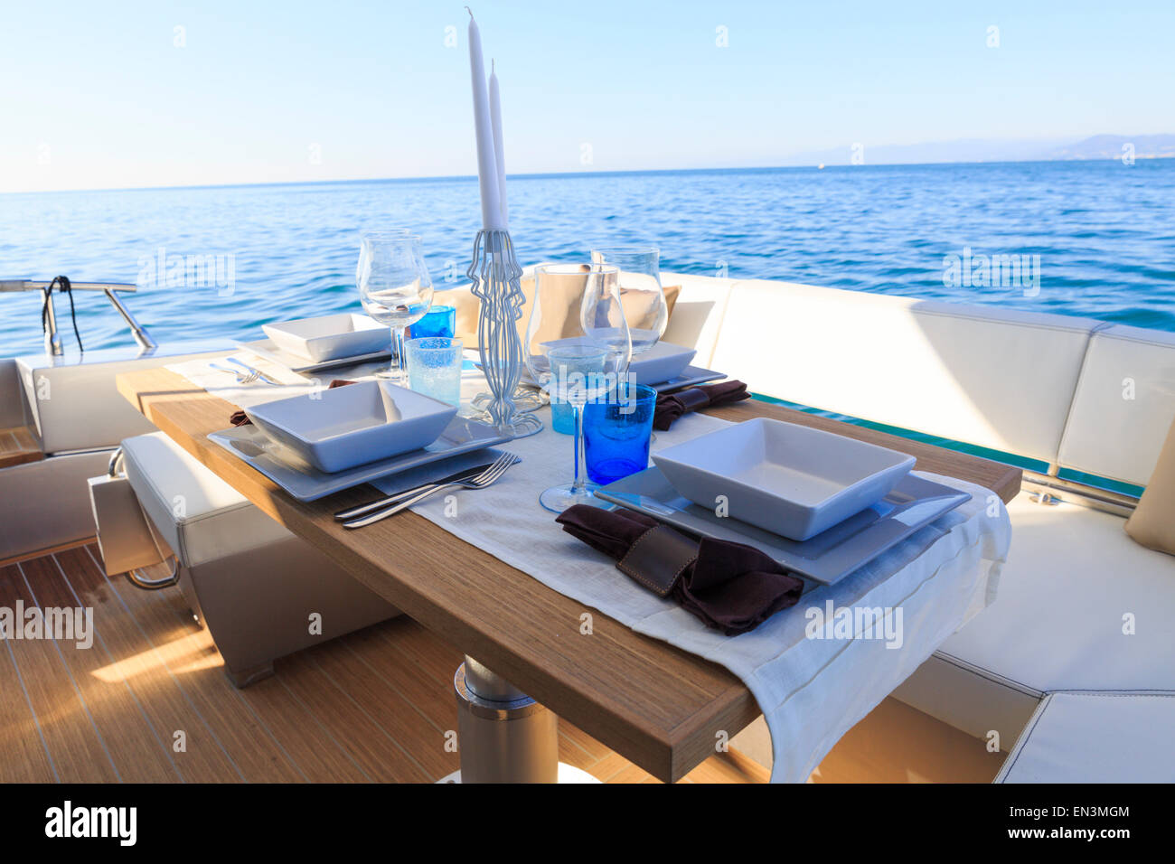 Il pranzo di yacht a motore, impostazione tabella in corrispondenza di uno yacht di lusso. Foto Stock