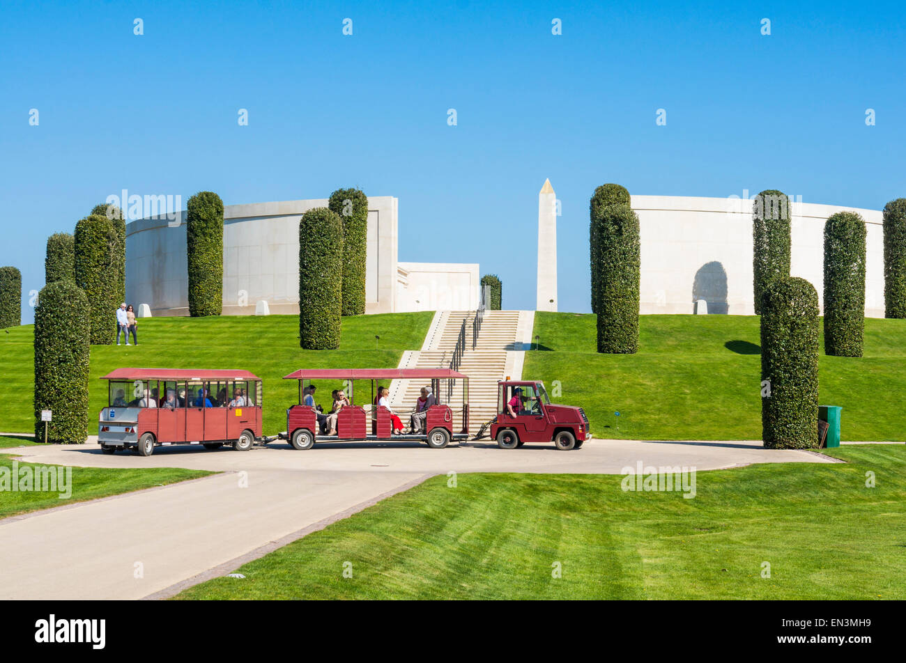 Visitatori presso le Forze Armate Memorial National Memorial Arboretum Alrewas Staffordshire England Regno Unito GB EU Europe Foto Stock