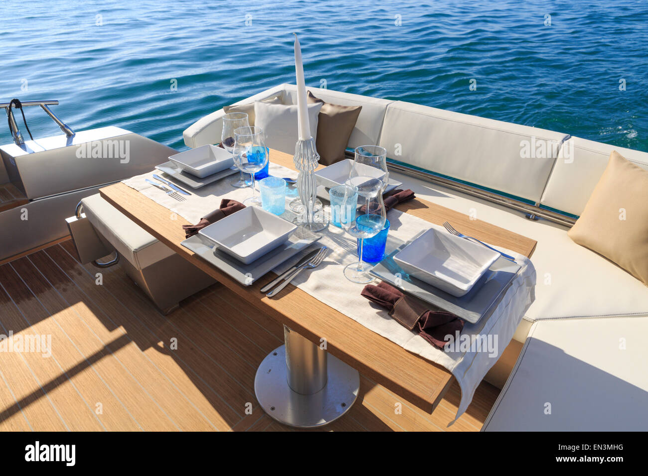 Il pranzo di yacht a motore, impostazione tabella in corrispondenza di uno yacht di lusso. Foto Stock