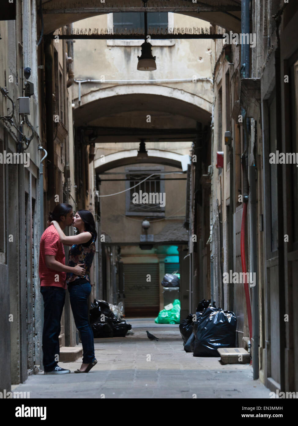 L'Italia, Venezia, coppia giovane baciare in strada stretta Foto Stock