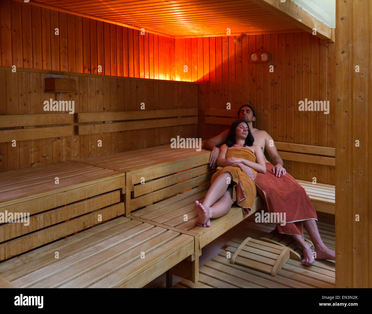 L'Italia, Toscana, coppia giovane relax nella sauna Foto Stock