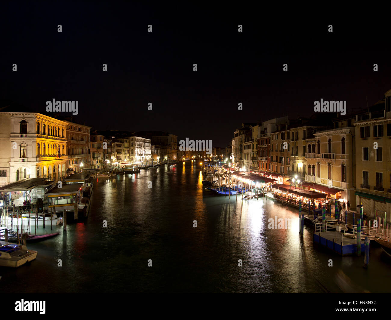 L'Italia, Venezia, sul Canal Grande di notte Foto Stock