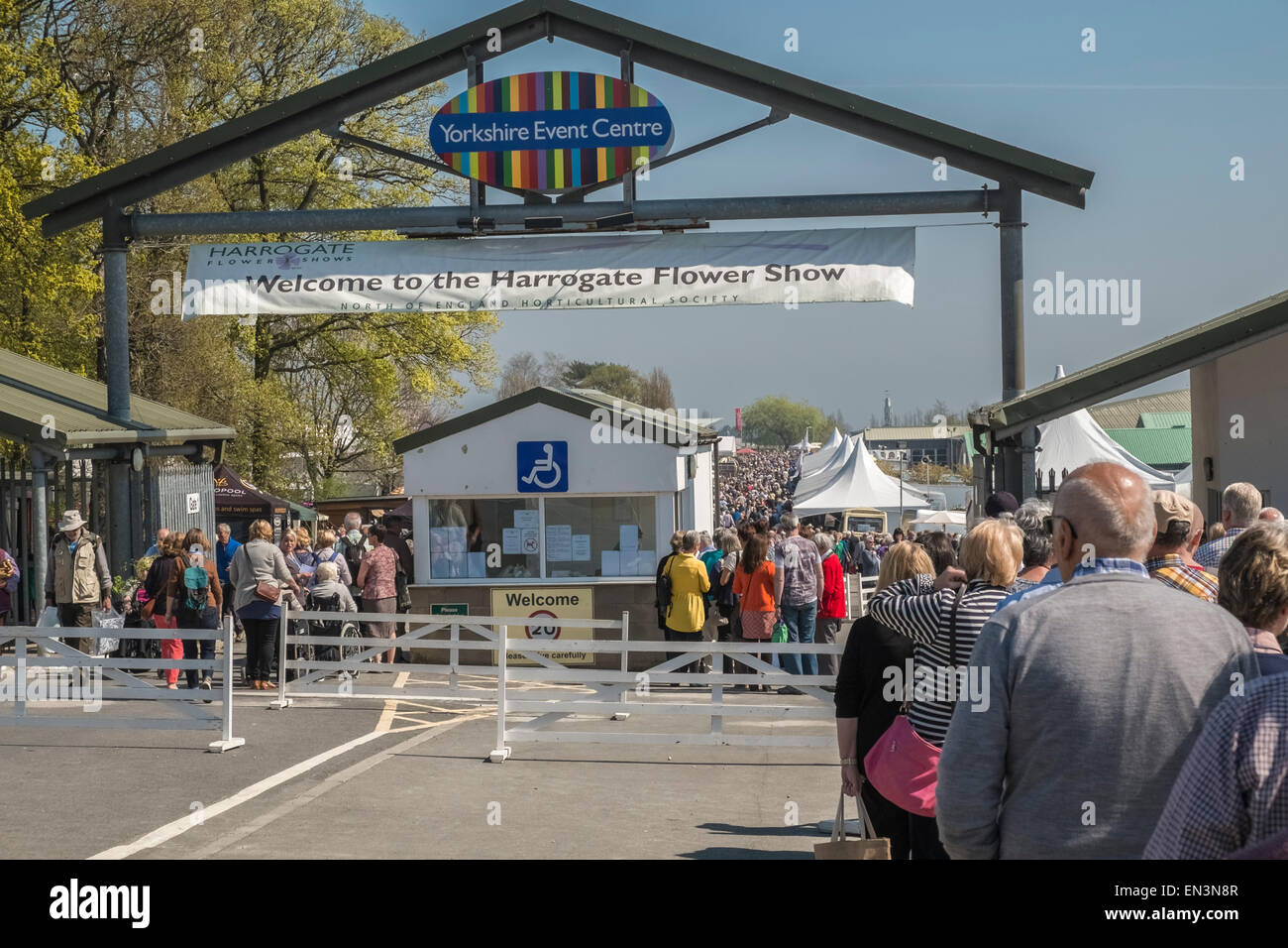 I visitatori che arrivano in ingresso a Harrogate Spring Flower Show, Yorkshire, Inghilterra, Regno Unito Foto Stock
