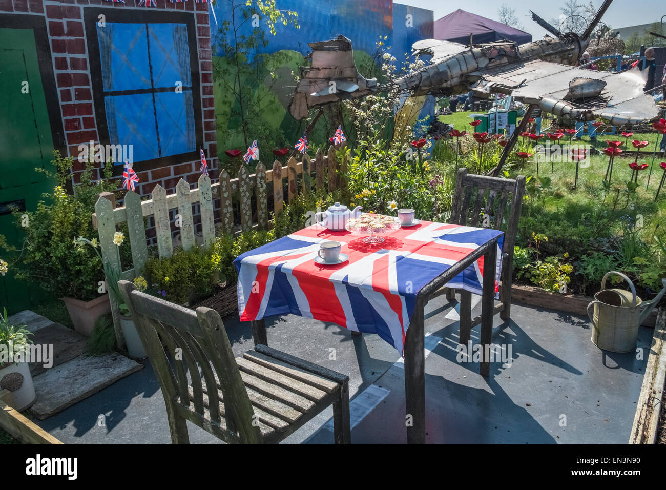 Garden design con guerra mondiale 2 tema a Harrogate Spring Flower Show, Yorkshire Regno Unito Foto Stock
