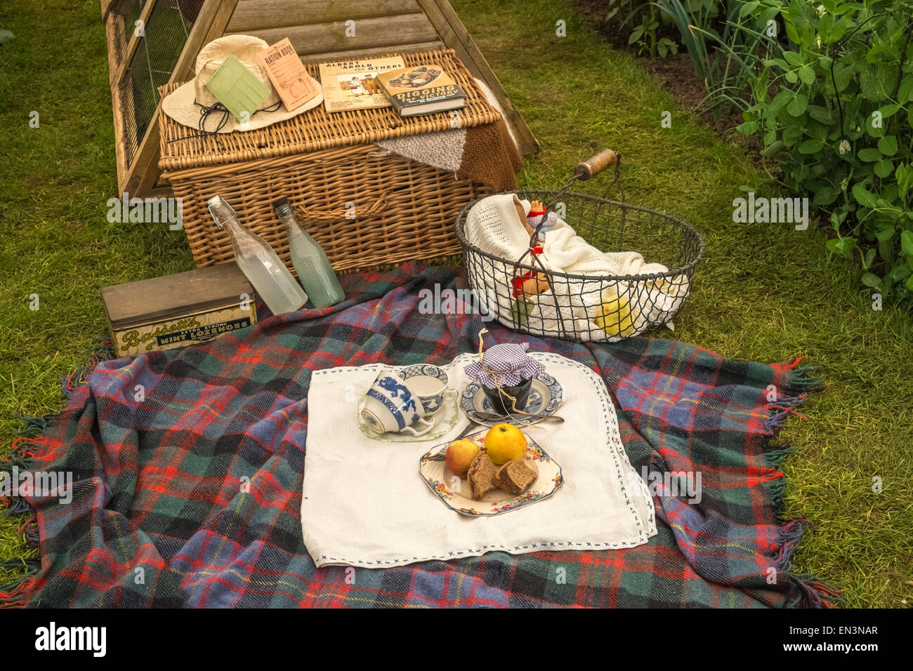 Cesto da picnic con il cibo e la bevanda a base di WW2 tema. Foto Stock