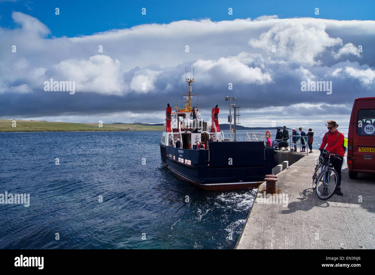 Traghetto arrivando a nord Hoy terminale, Hoy, Orkney Islands, Scozia Foto Stock