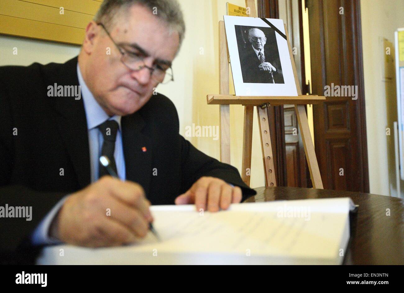 Gdansk, Polonia. Xxvii Aprile, 2015. Sindaco di Danzica Pawel Adamowicz e presidente del consiglio della città di Bogdan Oleszek (nella foto) ha effettuato un ingresso nel libro di condoglianze dopo che il Professor Bartoszewski morte. Bartoszewski - ex ambasciatore, ministro degli affari esteri e Auschwitz-survivor morì il venerdì 24th, Aprile di età compresa tra i 93. Credito: Michal Fludra/Alamy Live News Foto Stock