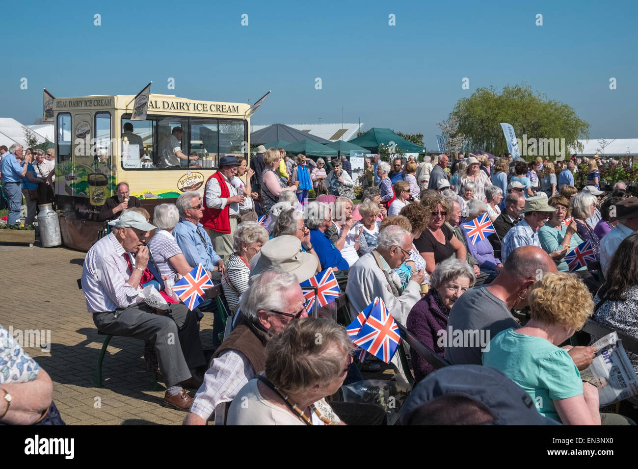 Visitatori rilassante nel sole del pomeriggio a Harrogate Spring Flower Show, England Regno Unito Foto Stock