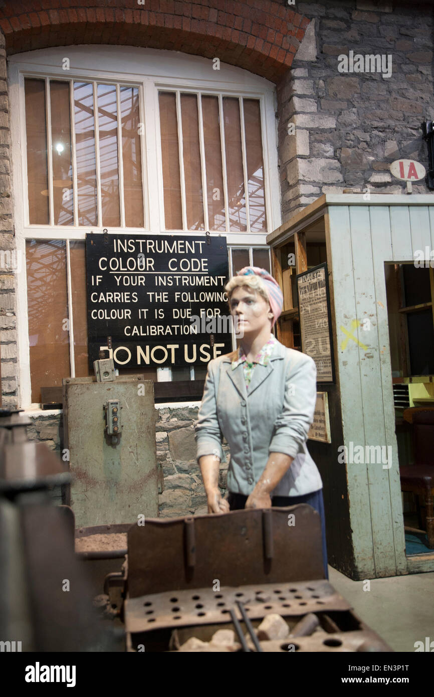 Manichino del lavoratore di sesso femminile che a vapore museo della Great Western Railway, Swindon, England, Regno Unito Foto Stock