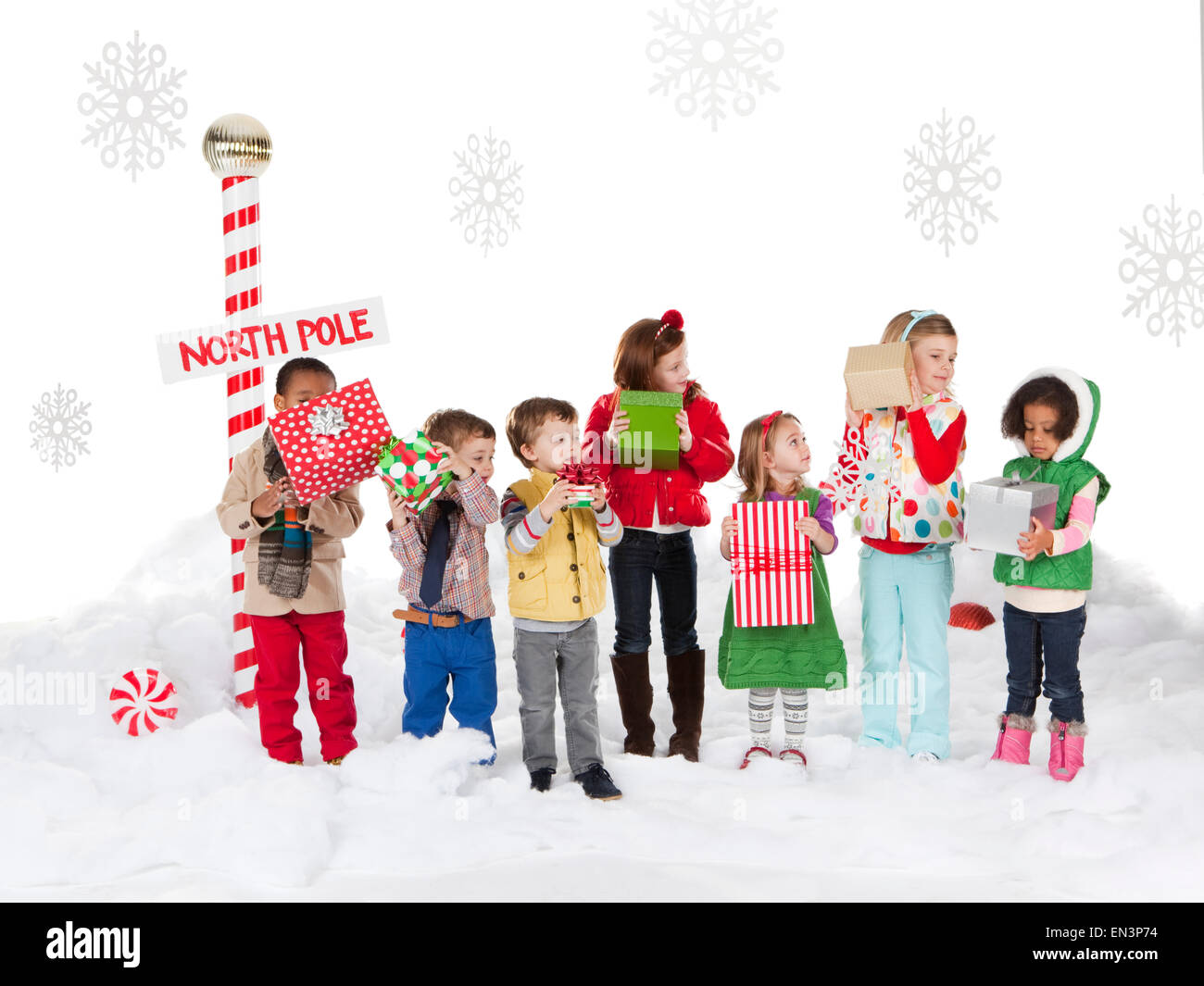 Gruppo di bambini (18-23mesi, 2-3, 4-5, 6-7) in piedi accanto al Polo Nord segno Foto Stock