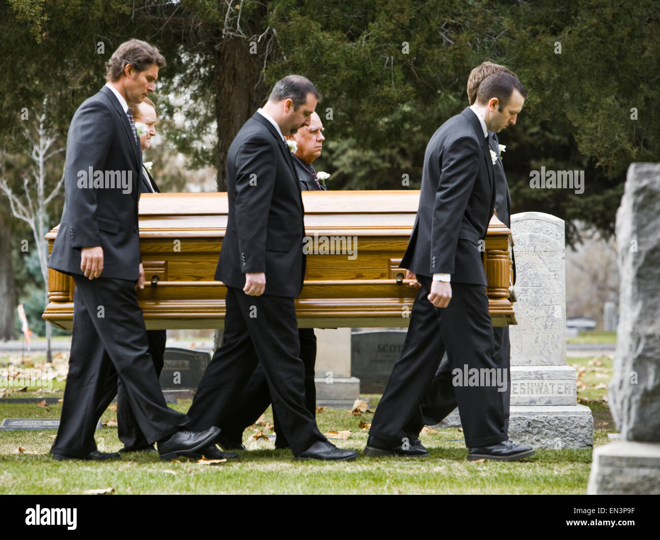 Le persone a un funerale in un cimitero Foto Stock