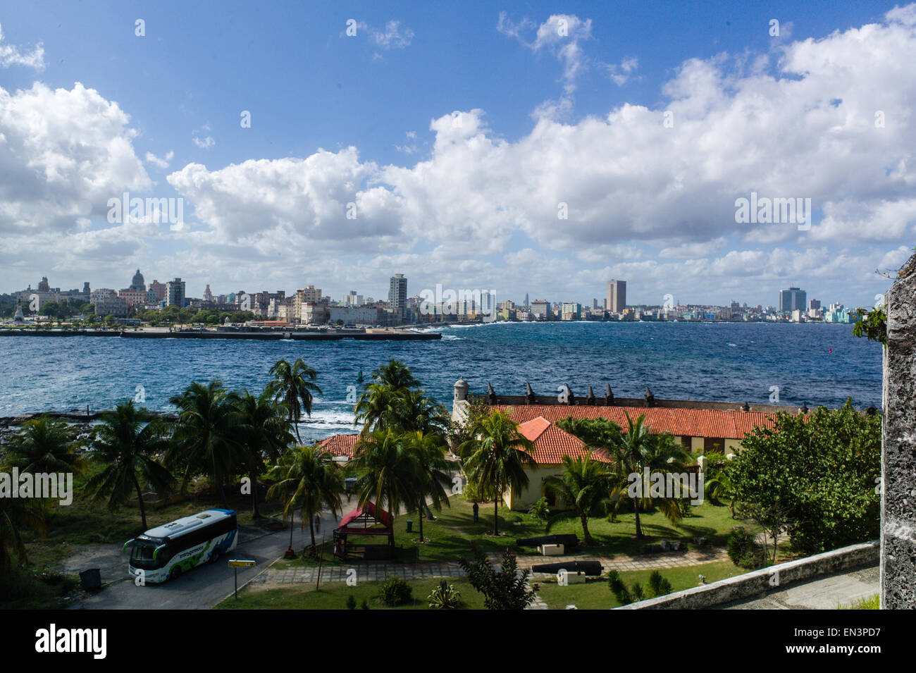 Vista l'Avana, Cuba, skyline dalla Fortaleza de San Carlos de La Cabaña (Fort di Saint Charles) all'entrata del porto di La Habana. Foto Stock