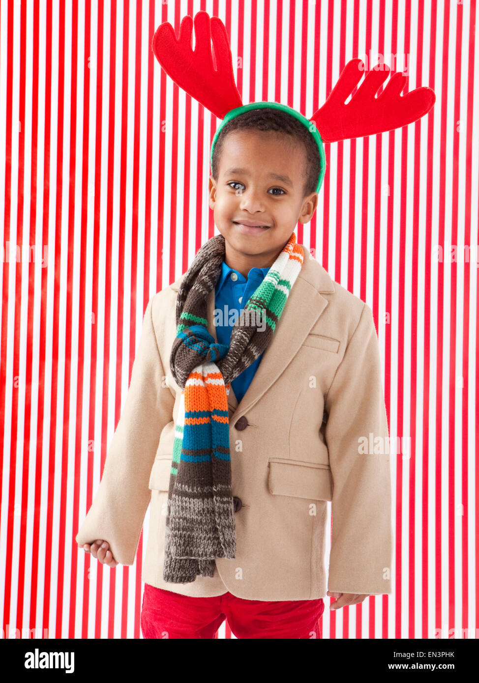 Ragazzo (4-5) indossando corna di renne, studio shot Foto Stock