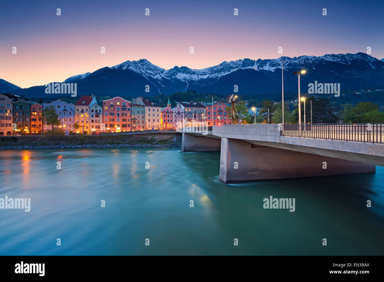 Innsbruck. Immagine di Innsbruck, Austria durante il blu crepuscolo ora con Alpi Europee in background. Foto Stock