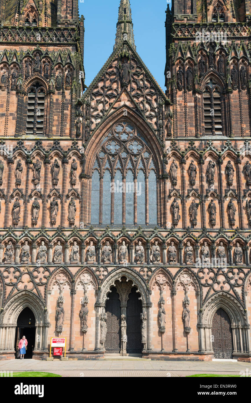 Gli ornati fronte ovest di Lichfield Cathedral, Lichfield, Staffordshire, Inghilterra. Foto Stock