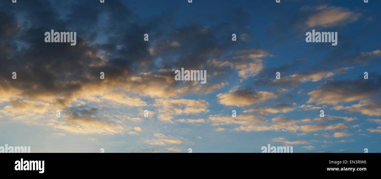 Nuvole al tramonto panoramico Foto Stock