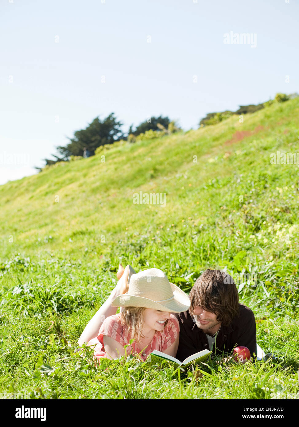 Stati Uniti d'America,California,San Francisco,Coppia giovane sdraiato sull'erba Foto Stock