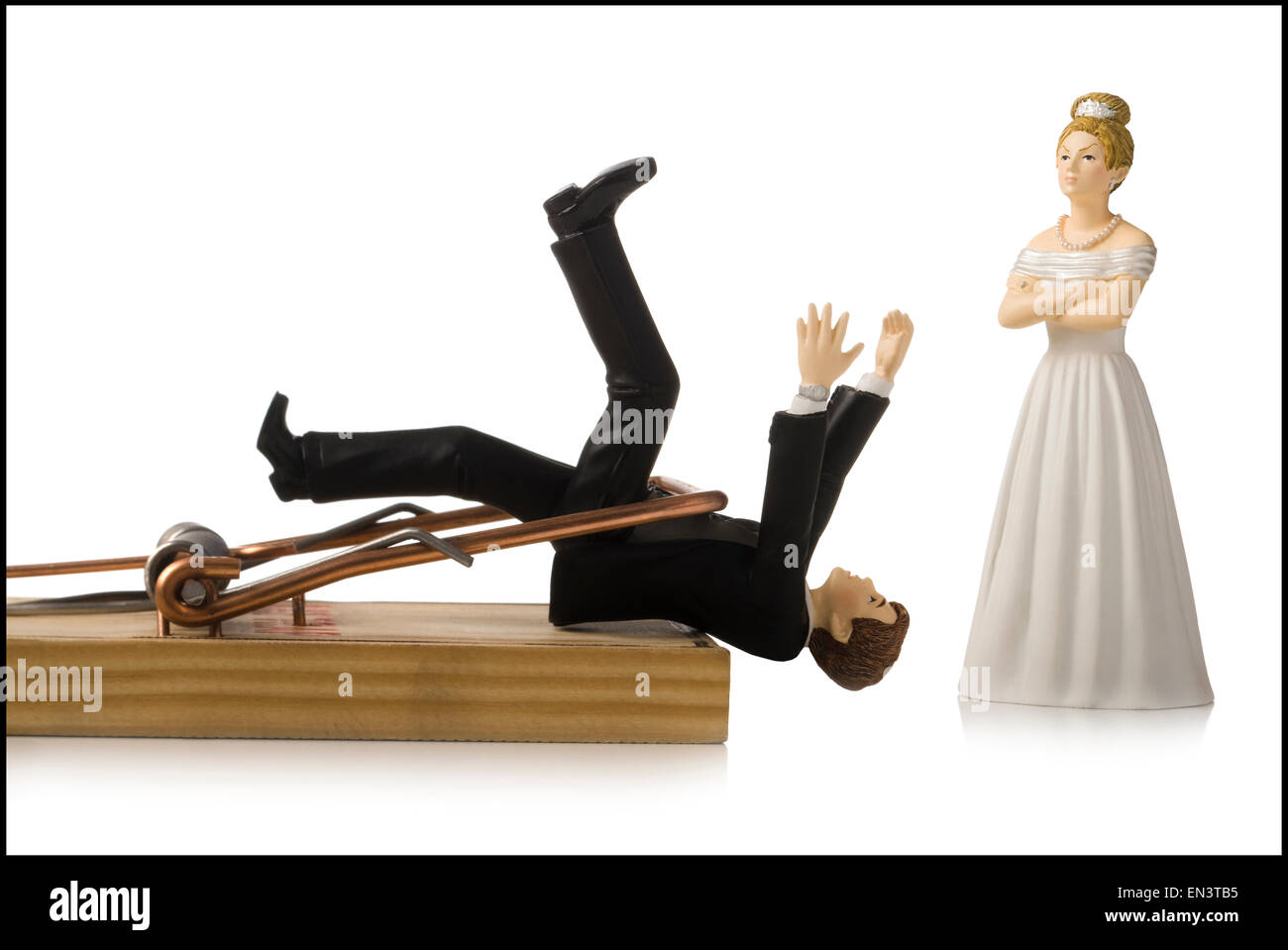 Wedding cake topper sposo catturati in un mousetrap Foto Stock