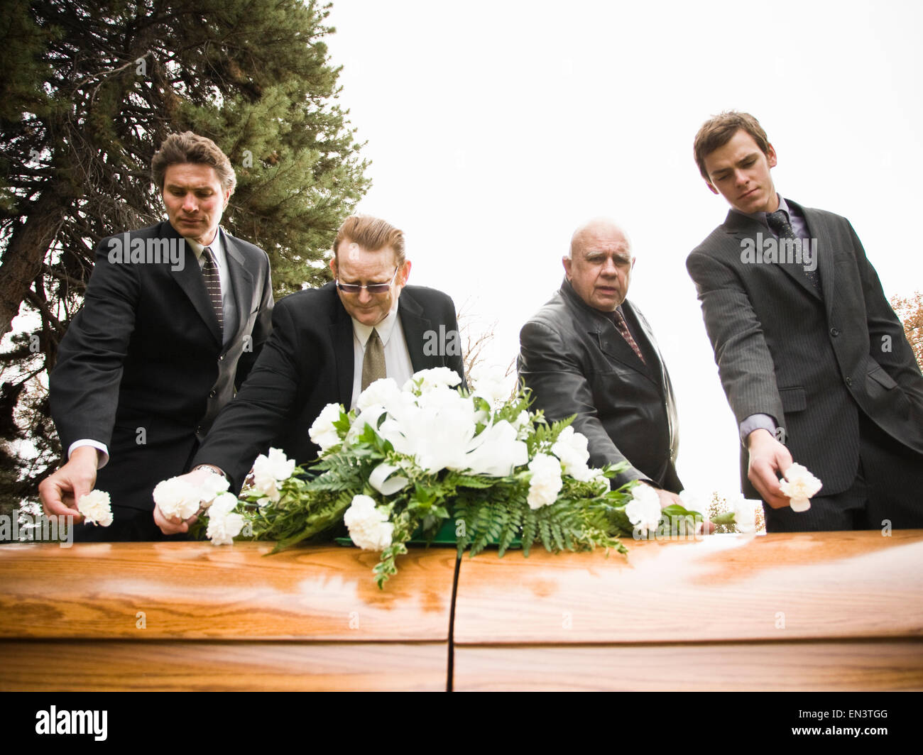 Le persone a un funerale in un cimitero Foto Stock