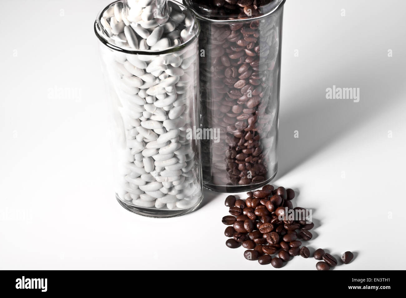 Studio shot di caffè e fagioli bianchi in vasi di vetro Foto Stock