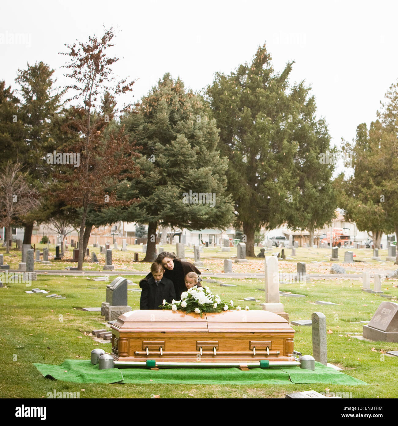 Le persone a un funerale in un cimitero Foto Stock