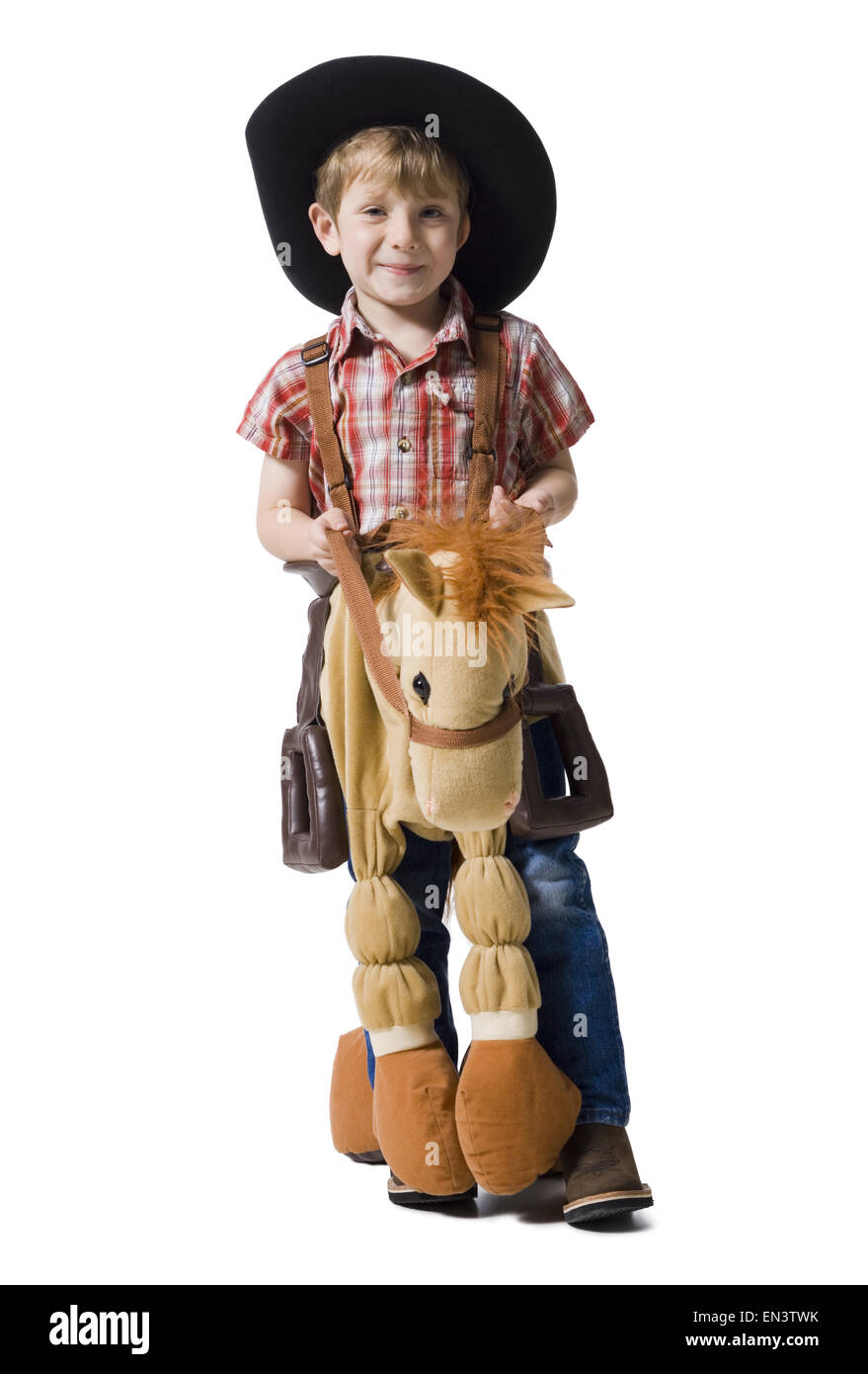 Ragazzo con il fucile giocattolo e cavallo con il cappello da cowboy Foto Stock