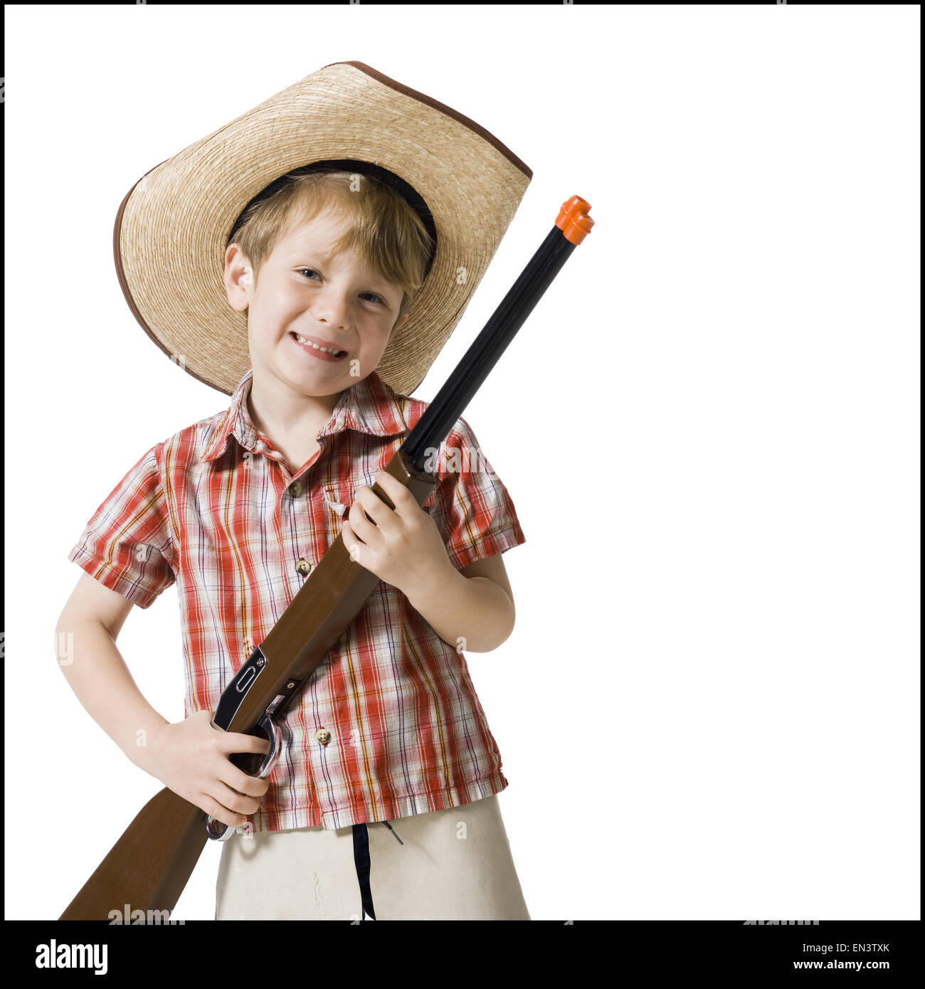 Ragazzo con il fucile giocattolo e cappello da cowboy Foto stock - Alamy