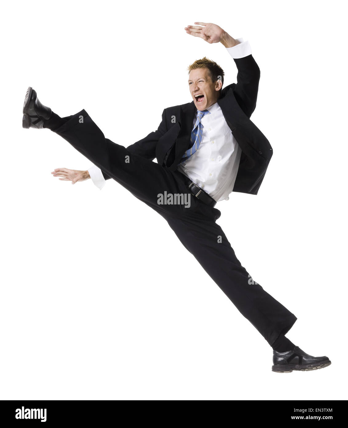 Imprenditore facendo un karate kick Foto Stock