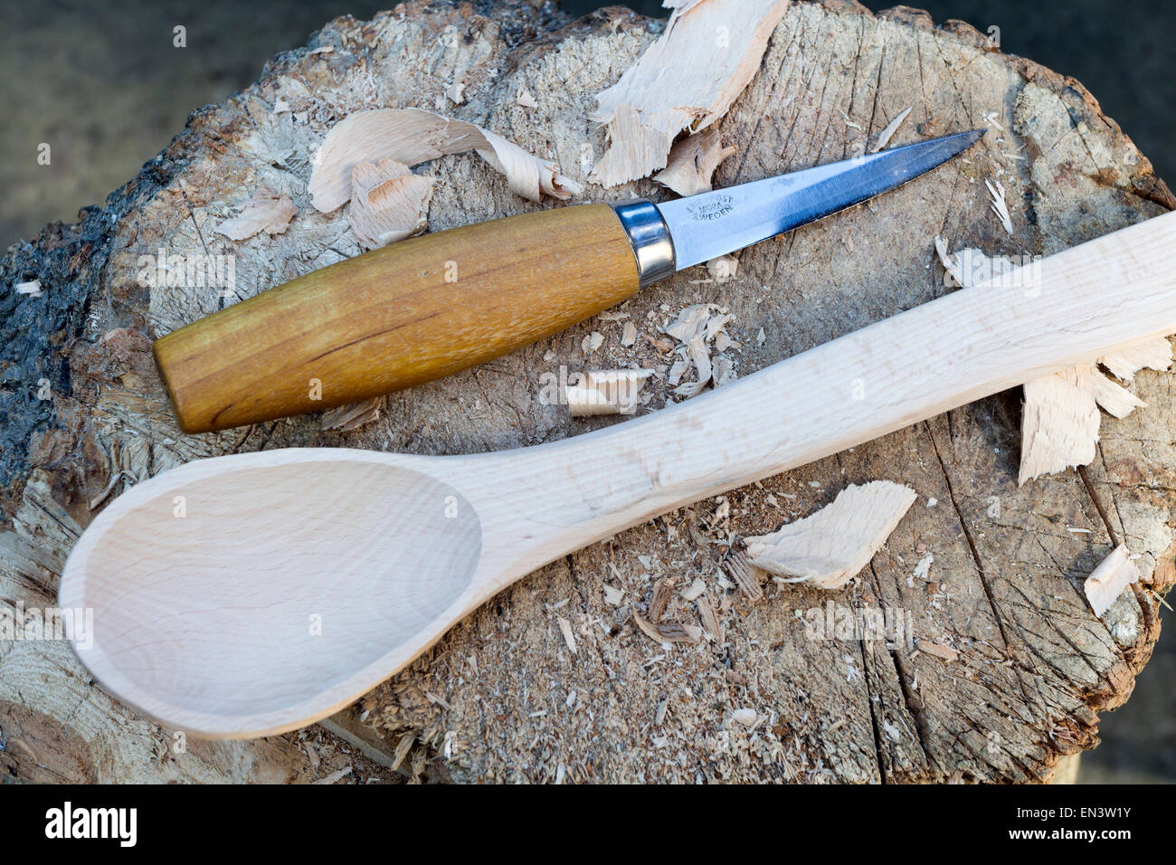 Intagliato a mano il cucchiaio di legno con Eric Frost coltello Carving England Regno Unito Foto Stock