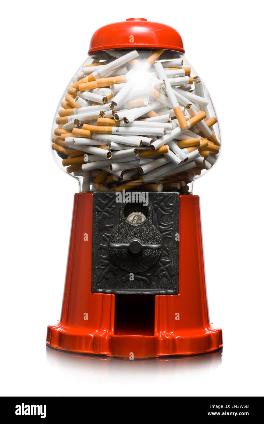 Gumball macchina piena di sigarette Foto Stock