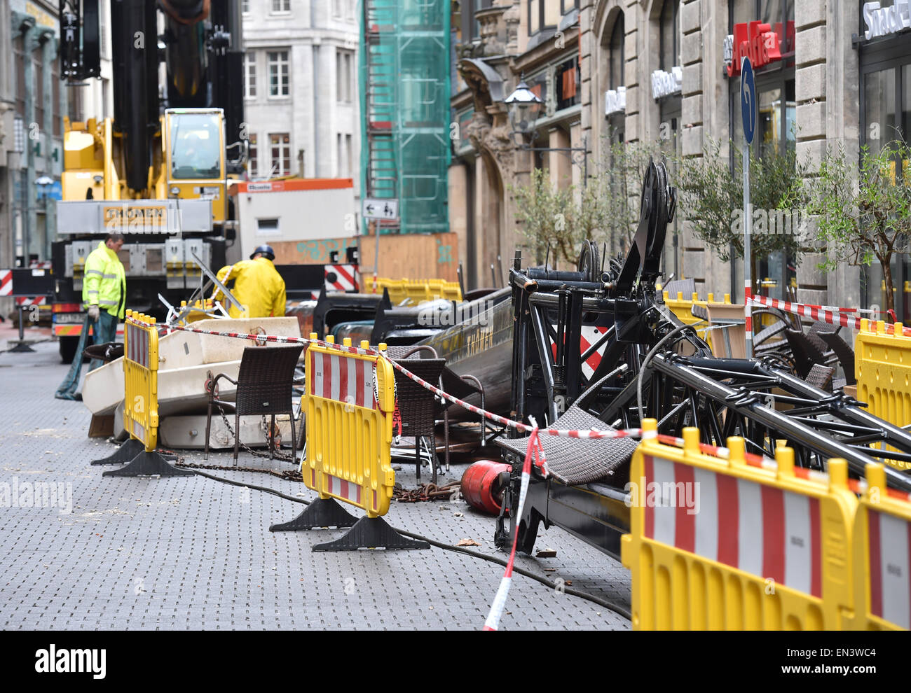 Leipzig, Germania. 27 apr, 2015. L'estensione del braccio di una gru da cantiere giace a terra accanto a un sito in costruzione nel centro della città di Lipsia, Germania, 27 aprile 2015. L'indagine sul crollo di una gru da cantiere che ha portato alla morte di una persona è ancora in corso. Gli investigatori hanno confiscato le parti della gru per un ulteriore esame. Foto: Hendrik Schmidt/dpa/Alamy Live News Foto Stock