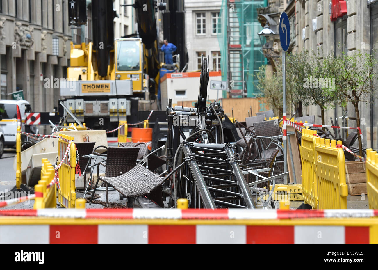 Leipzig, Germania. 27 apr, 2015. L'estensione del braccio di una gru da cantiere giace a terra accanto a un sito in costruzione nel centro della città di Lipsia, Germania, 27 aprile 2015. L'indagine sul crollo di una gru da cantiere che ha portato alla morte di una persona è ancora in corso. Gli investigatori hanno confiscato le parti della gru per un ulteriore esame. Foto: Hendrik Schmidt/dpa/Alamy Live News Foto Stock