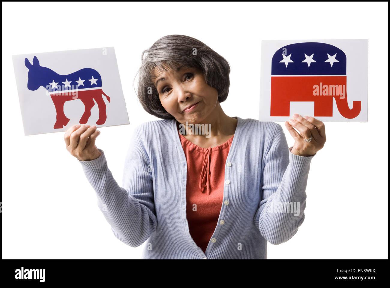 Donna che mantiene fino partito politico segni Foto Stock