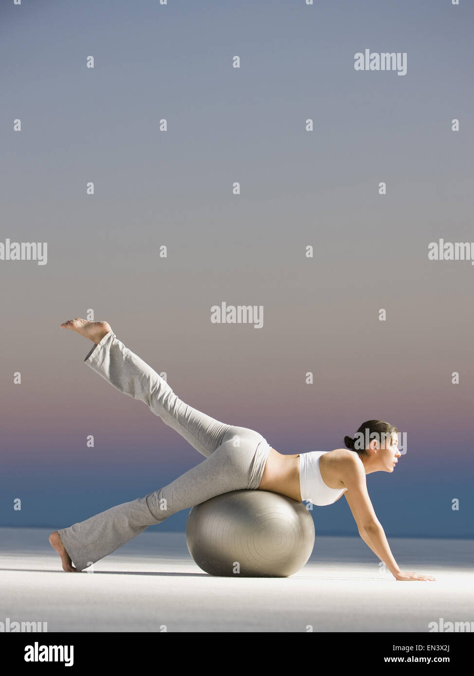 Donna che rotola su di una sfera di svizzera Foto Stock