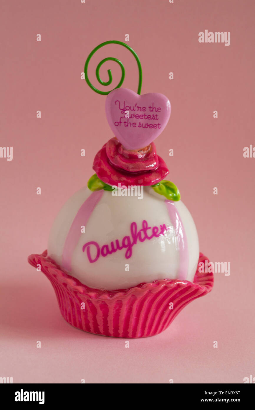 Figlia sei il più dolce del dolce ornamento impostato su sfondo rosa Foto Stock