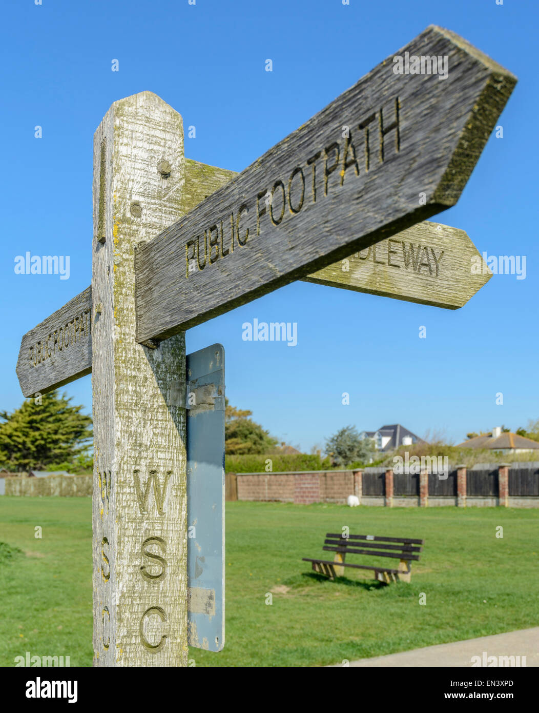 Pubblico di legno sentiero fingerpost su una giornata d'estate nel West Sussex, in Inghilterra, Regno Unito. Foto Stock