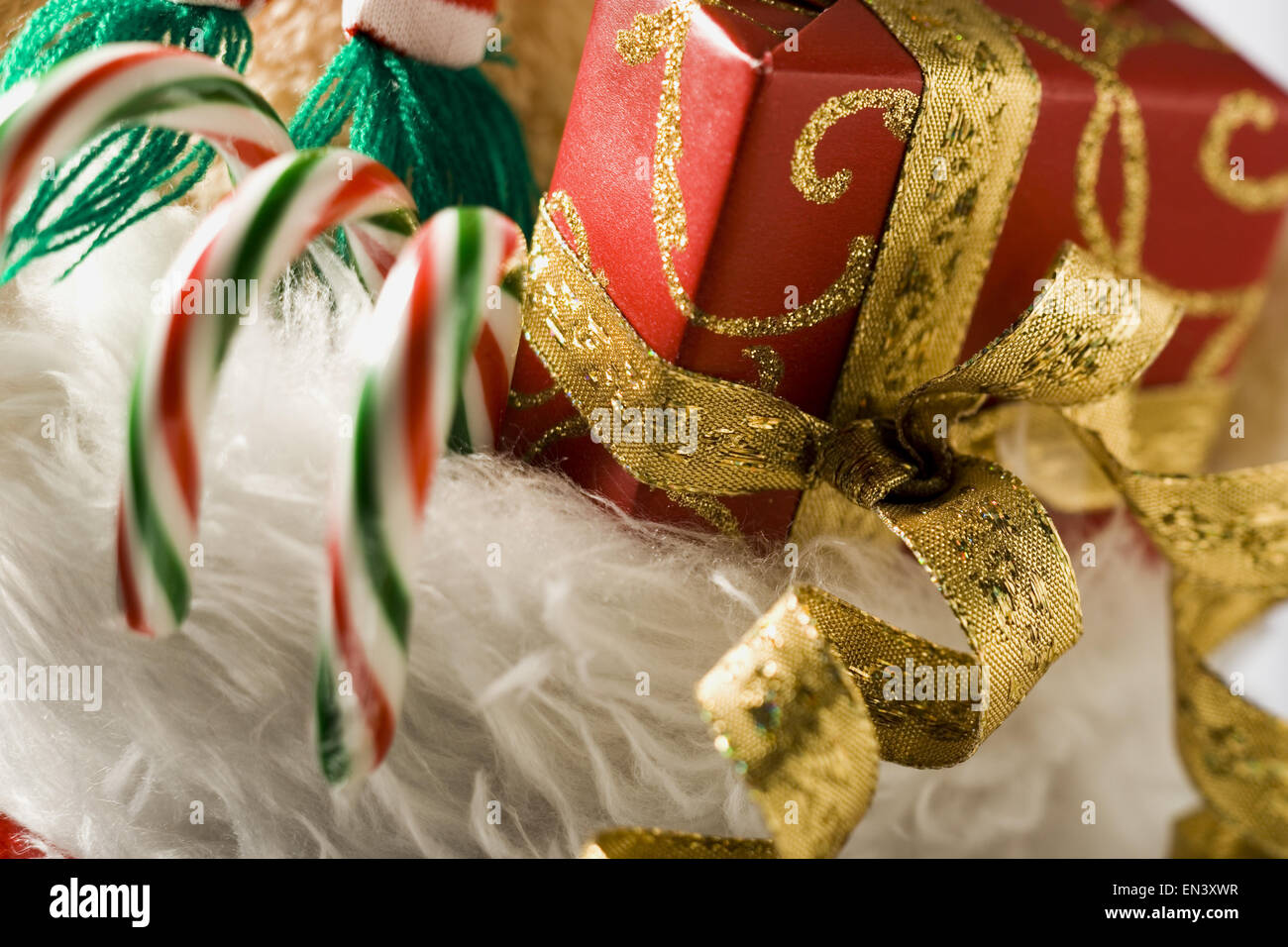 Primo piano della calza di Natale con la caramella canne e nastro Foto Stock