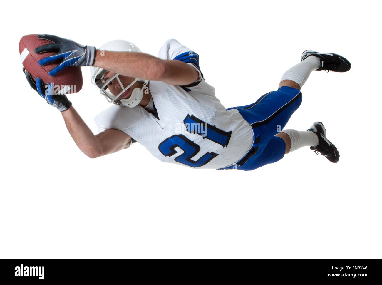 Maschio di giocatore di football americano la cattura di palla, studio shot Foto Stock