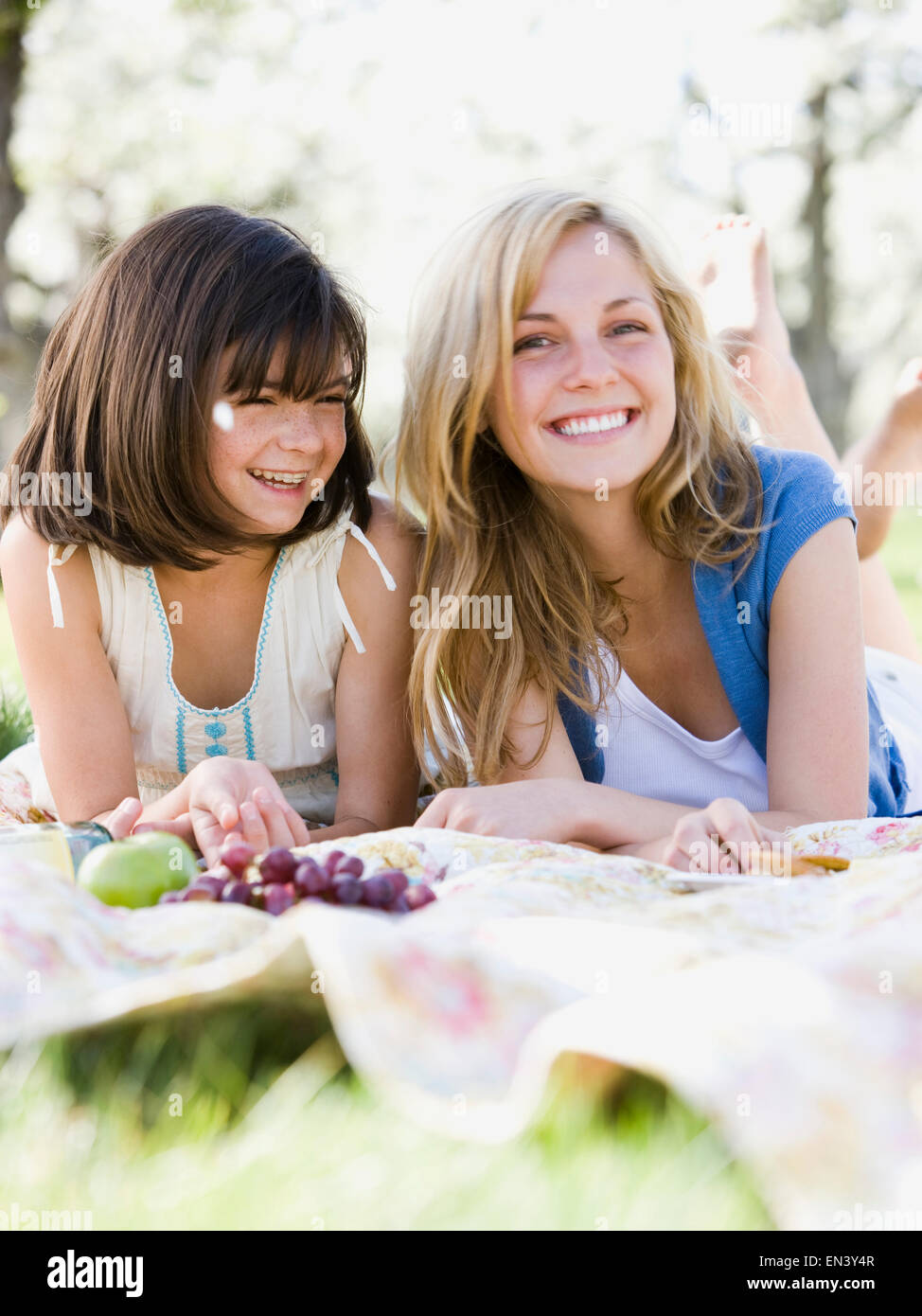 Madre e figlia in un fiorente Orchard Foto Stock