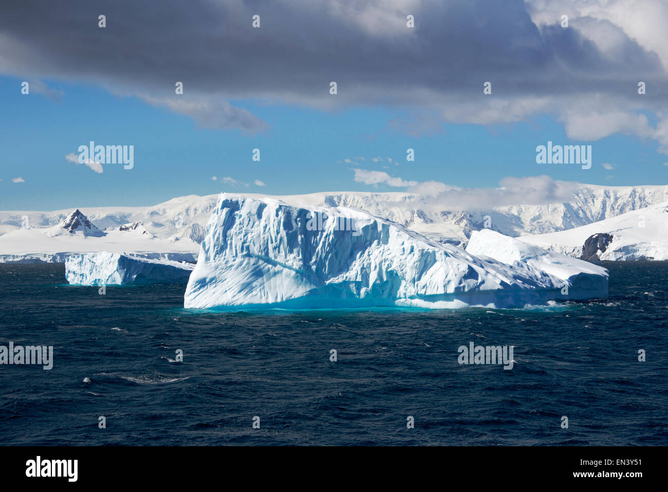 Iceberg galleggianti off Brabant Isola Penisola Antartica Antartide Foto Stock