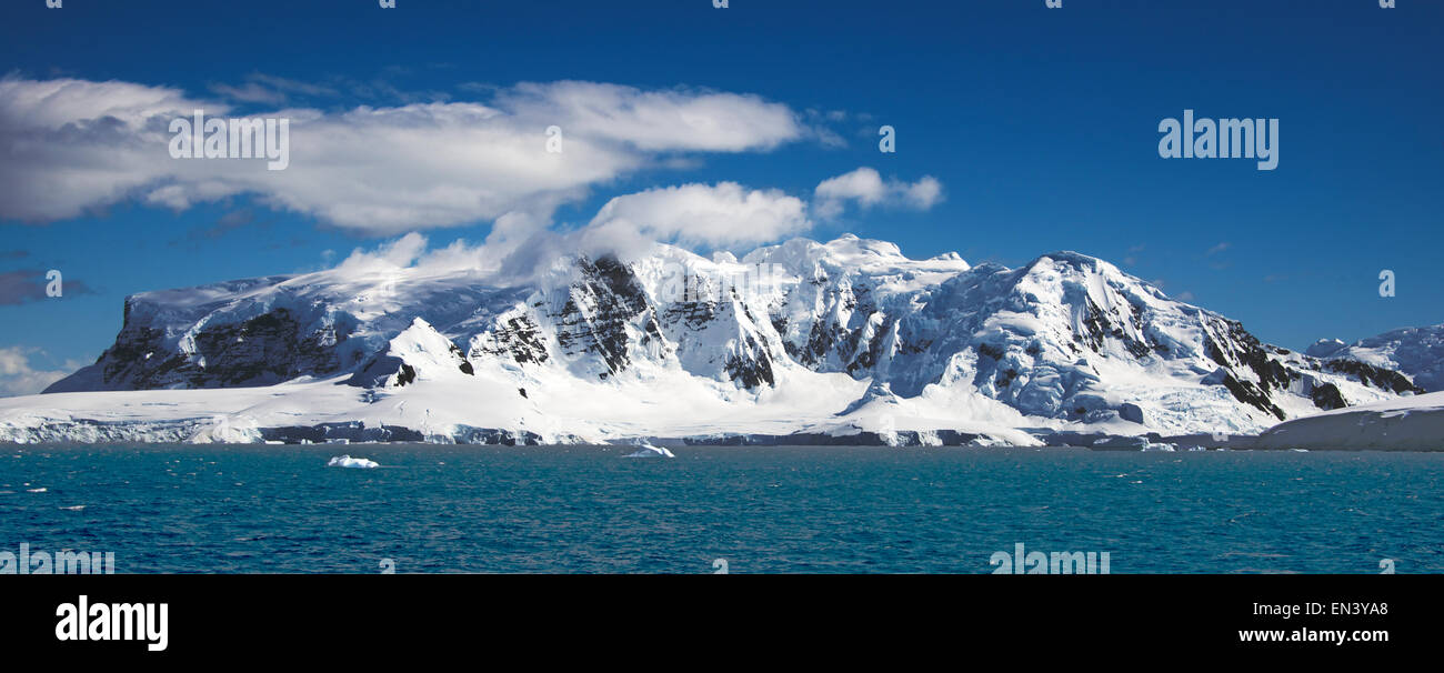 Vista panoramica montagne coperte di neve Brabant Isola Penisola Antartica Antartide Foto Stock