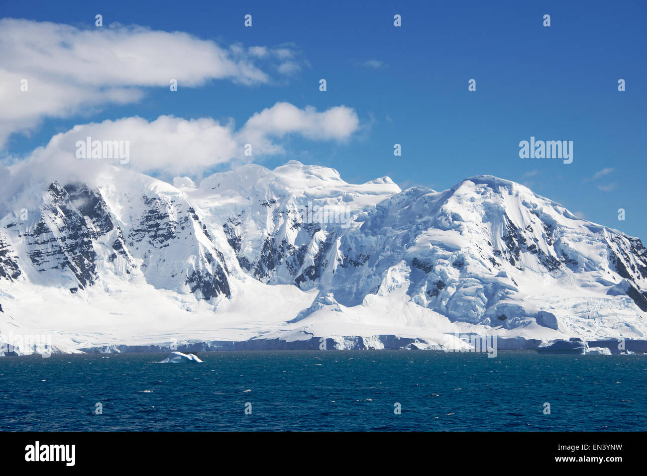Montagne coperte di neve Brabant Isola Penisola Antartica Antartide Foto Stock
