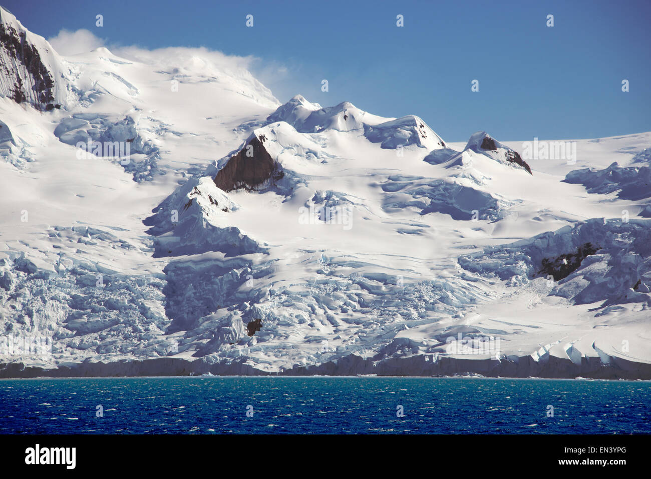Montagne coperte di neve Brabant Isola Penisola Antartica Antartide Foto Stock