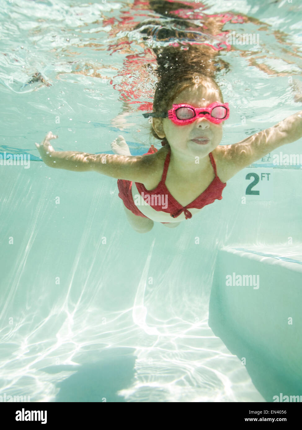 La ragazza di una piscina Foto Stock
