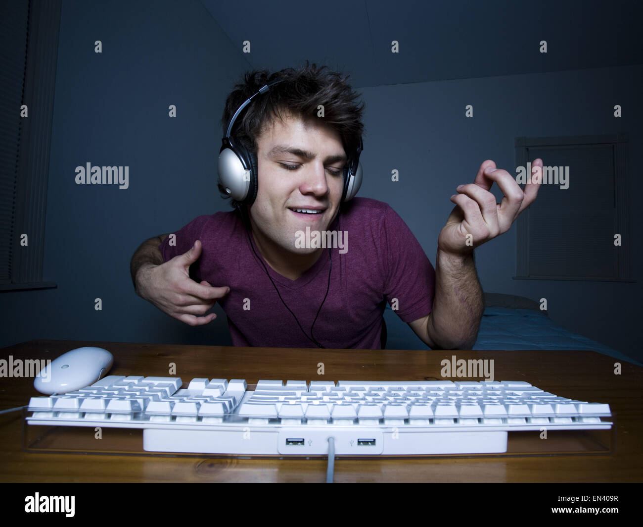 Uomo con tastiera e cuffie suonare la chitarra di aria Foto Stock