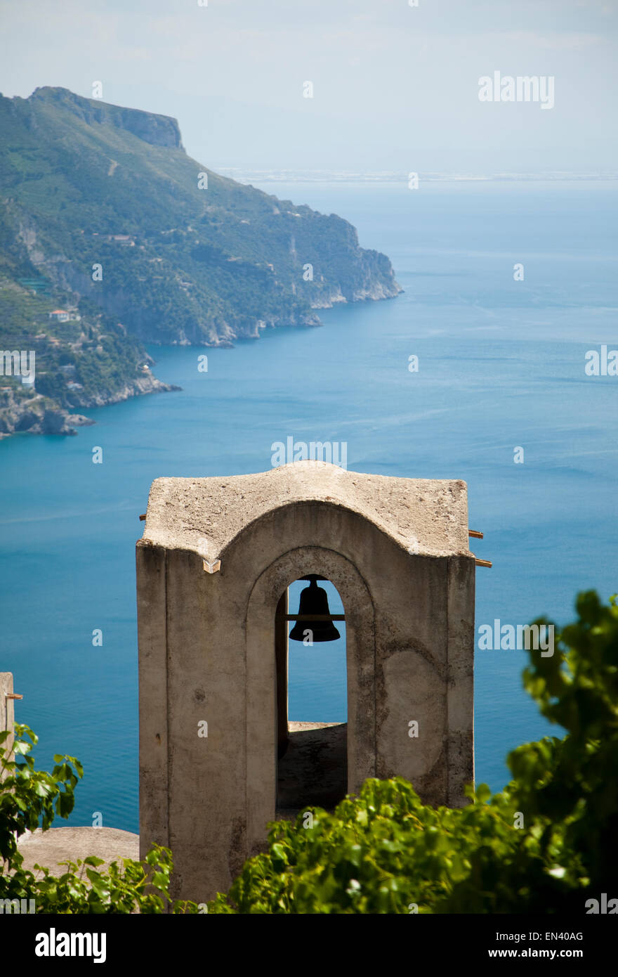 L'Italia, Amalfi, Ravello, torre campanaria con coste in background Foto Stock