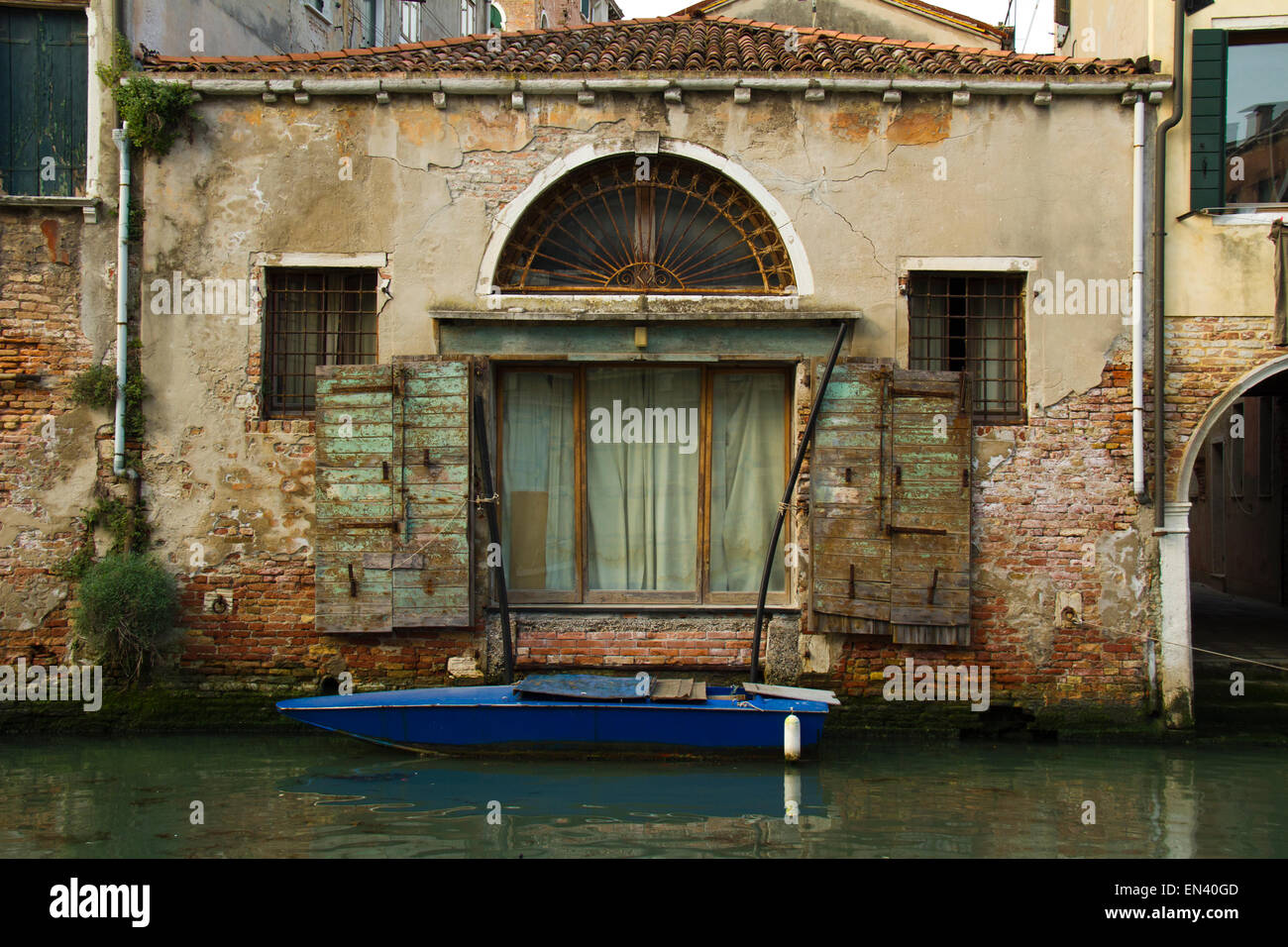 L'Italia, Venezia, canotto ormeggiato nella parte anteriore dell'edificio Foto Stock
