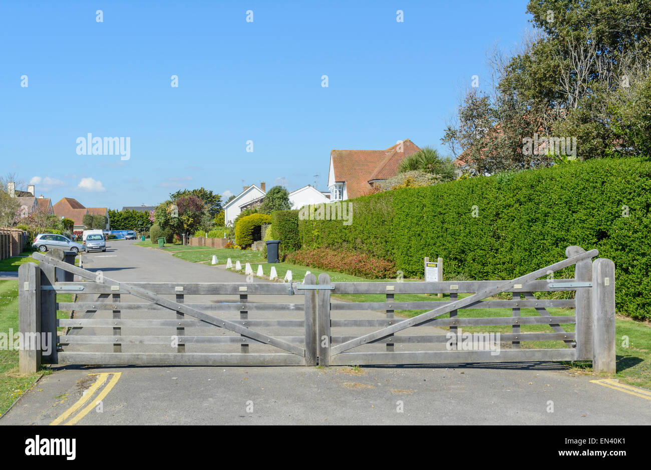 Porte in legno alla fine di una strada privata in una piccola città in Inghilterra, Regno Unito. Foto Stock