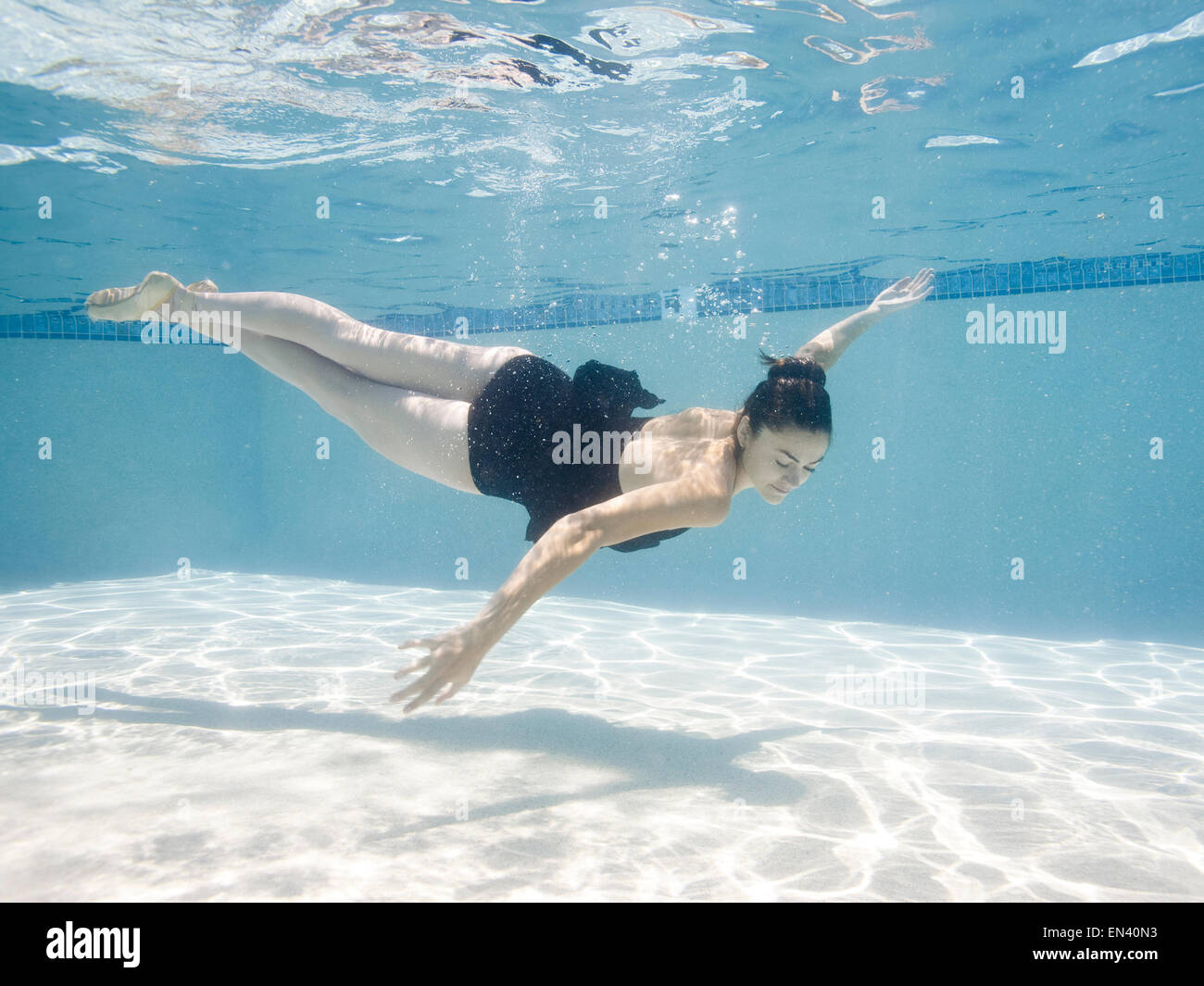 Stati Uniti d'America, Utah, Orem, Femmina ballerina sotto l'acqua Foto Stock