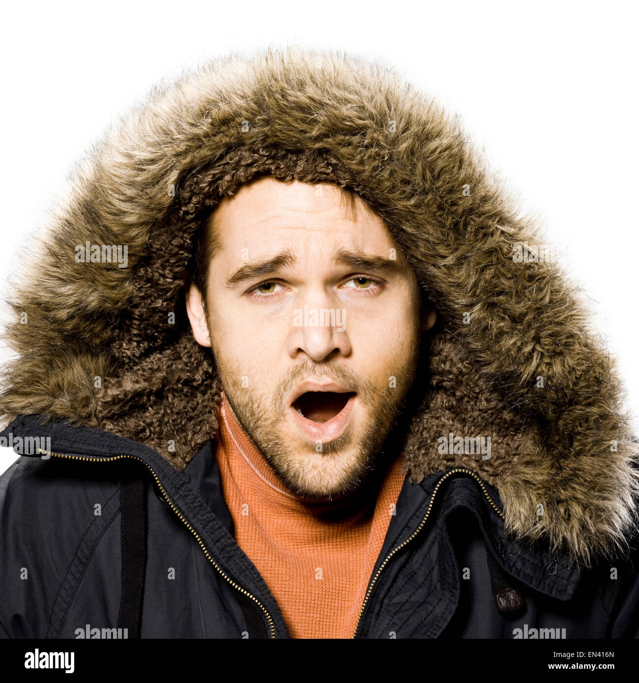 Uomo che indossa un cappotto invernale con una pelliccia rifilato il cofano Foto Stock